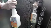 Gumbe in tipke v dvigalu je treba razkužiti  dvakrat na dan, da 
razkužilo ne bi škodilo elektroniki,  ga je najbolje najprej razpršiti 
na  krpo ter  z njo obrisati  gumbe in tipke.   