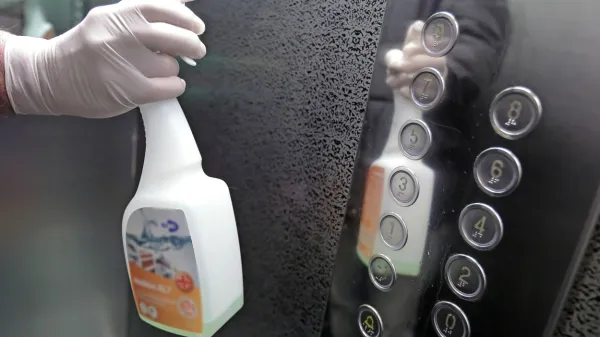 Gumbe in tipke v dvigalu je treba razkužiti  dvakrat na dan, da 
razkužilo ne bi škodilo elektroniki,  ga je najbolje najprej razpršiti 
na  krpo ter  z njo obrisati  gumbe in tipke.   