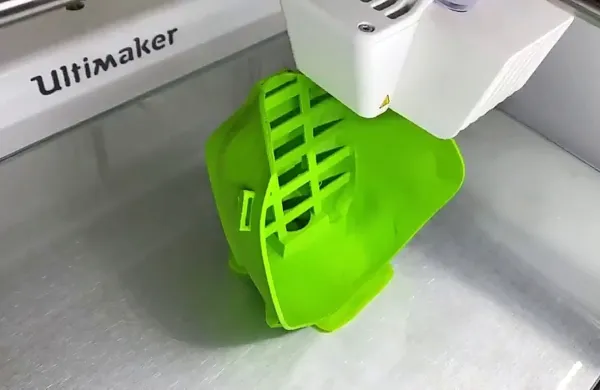 Prototip zaščitne maske iz plastike je zelene barve. 