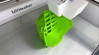 Prototip zaščitne maske iz plastike je zelene barve. 