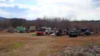 Tak je pogled  na travnik v neposredni bližini Rodika, na katerem 
najemnik brez dovoljenja kopiči stare avtomobile in jih razrezuje, 
zaradi česar je  v noči  na 21. marec  tam zgorelo šest vozil.

 