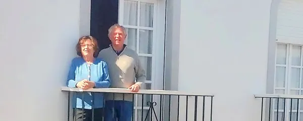 Tržaški Slovenec Edvin Glavina in žena Maria sta si morala 
podaljšati počitnice v Andaluziji, kjer imata stanovanje, saj je v teh 
razmerah pot domov z avtomobilom nemogoča.