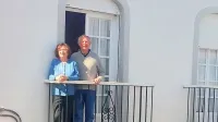 Tržaški Slovenec Edvin Glavina in žena Maria sta si morala 
podaljšati počitnice v Andaluziji, kjer imata stanovanje, saj je v teh 
razmerah pot domov z avtomobilom nemogoča.