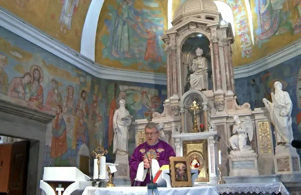 Pivški župnik Marjan Škvarč med mašo v prazni cerkvi