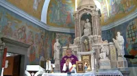Pivški župnik Marjan Škvarč med mašo v prazni cerkvi