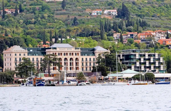 Srbski poslovnež Miodrag Kostić je pripravljen odstopiti  hotel 
Kempinski Palace in prevzeti  vse stroške morebitnih nastanitev. 