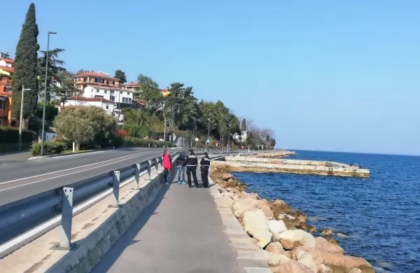 Policija je v soboto zjutraj nadzirala tudi sprehajalce na obalni 
cesti med Izolo in Koprom.