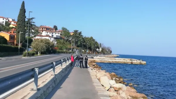 Policija je v soboto zjutraj nadzirala tudi sprehajalce na obalni 
cesti med Izolo in Koprom.