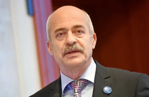 25 epidemiologov Nacionalnega inštituta za javno zdravje je v 
pismu podprlo v. d. direktorja Ivana Eržena.