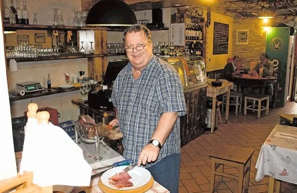 “Plačila najemnine nas je občina resda odrešila, a upamo, da bo ta 
pomoč trajala dlje kot samo en mesec,” pravi Drago Funa, ki z 
družino soustvarja okrepčevalnico Miramar.