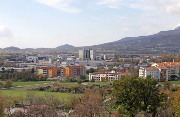 V občini Ajdovščina so včeraj zabeležili prvi potrjen primer okužbe 
z novim koronavirusom.