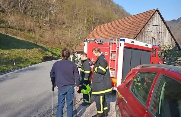 S  požarišča je na vozišče regionalne ceste pod njim padlo več 
kamnov, kar je predstavljalo nevarnost za udeležence v prometu.