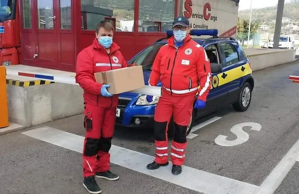 Matjaž Poniž iz koprskega Rdečega križa (desno) je v petek na 
mejnem prehodu Dragonja predal pakete pomoči ravnatelju 
bujskega Rdečega križa Hrvoju Kovačeviću. 