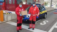 Matjaž Poniž iz koprskega Rdečega križa (desno) je v petek na 
mejnem prehodu Dragonja predal pakete pomoči ravnatelju 
bujskega Rdečega križa Hrvoju Kovačeviću. 