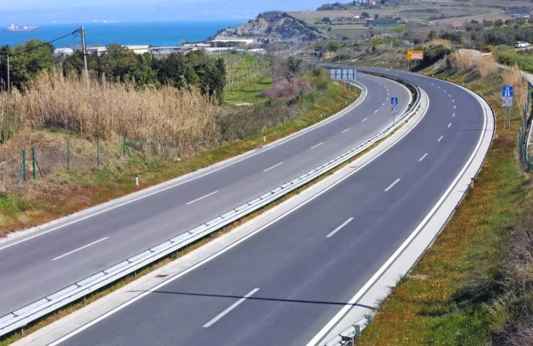 Tako je v včerajšnjem sončnem nedeljskem dopoldnevu izgledala 
avtocesta nad Izolo.