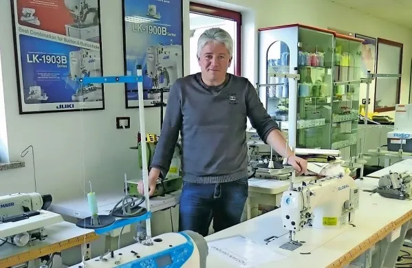 Komensko podjetje Rigo, kjer so se posledice širjenja koronavirusa 
občutili že pred ostalimi, v teh dneh prejema veliko naročil za 
šivalne stroje, ki omogočajo hitrejše šivanje zaščitnih mask, je 
povedal direktor podjetja Samo Godnič.
