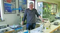 Komensko podjetje Rigo, kjer so se posledice širjenja koronavirusa 
občutili že pred ostalimi, v teh dneh prejema veliko naročil za 
šivalne stroje, ki omogočajo hitrejše šivanje zaščitnih mask, je 
povedal direktor podjetja Samo Godnič.