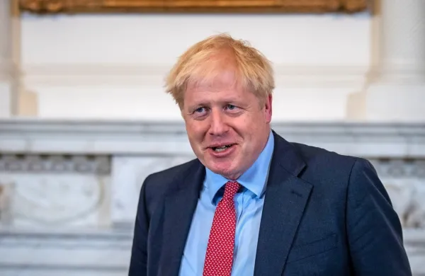 Johnson je zaradi novega koronavirusa zbolel pred desetimi 
dnevi, sprva je imel blažje simptome in je delal od doma, v nedeljo 
pa so ga sprejeli v bolnišnico v Londonu.