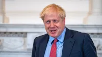 Johnson je zaradi novega koronavirusa zbolel pred desetimi 
dnevi, sprva je imel blažje simptome in je delal od doma, v nedeljo 
pa so ga sprejeli v bolnišnico v Londonu.