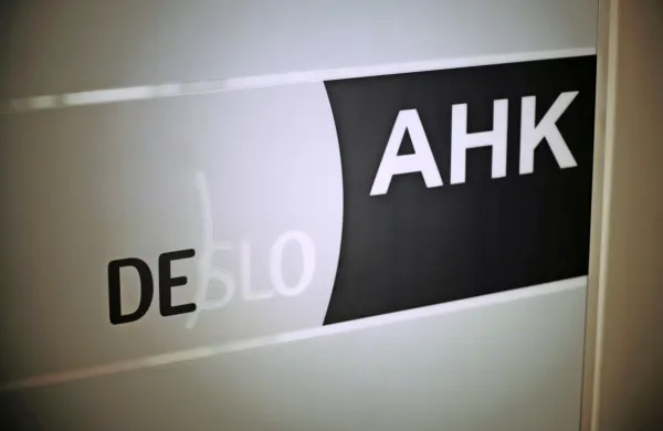 Slovensko-nem&scaron;ka gospodarska zbornica predlaga začasno skraj&scaron;anje delovnega časa