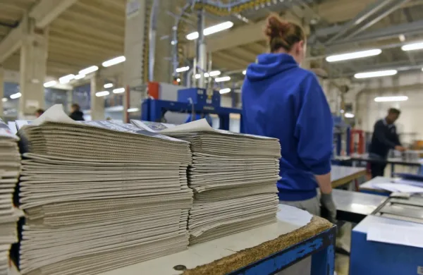 Društvo novinarjev med drugim predlaga, naj država prevzame 
stroške distribucije tiskanih medijev in jim tako omogoči ohranjanje delovnih mest in vsebin. 