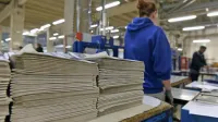 Društvo novinarjev med drugim predlaga, naj država prevzame 
stroške distribucije tiskanih medijev in jim tako omogoči ohranjanje delovnih mest in vsebin. 