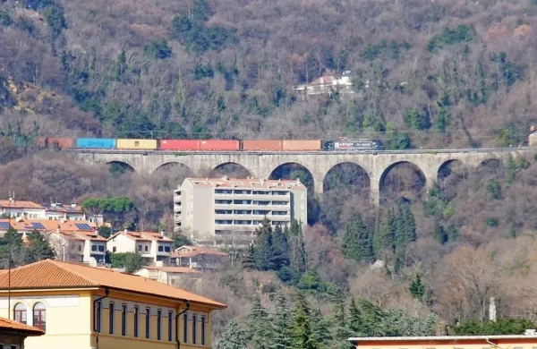 Tako se je pred dnevi nad Sv. Ivanom proti pristanišču spuščal  kontejnerski vlak z 48 kontejnerji.  

