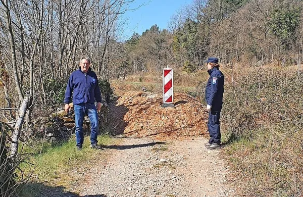 Tako so po sklepu sežanskega župana Davida škabarja (levo) 
minule dni zasuli pet poljskih poti na meji z Italijo, ki so jih 
italijanski državljani prepovedi navkljub številčno prehajali z 
avtomobili.  