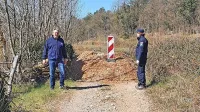 Tako so po sklepu sežanskega župana Davida škabarja (levo) 
minule dni zasuli pet poljskih poti na meji z Italijo, ki so jih 
italijanski državljani prepovedi navkljub številčno prehajali z 
avtomobili.  
