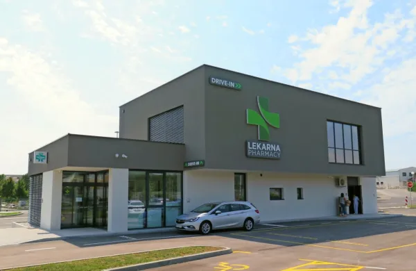 Lekarno drive-in v Sežano so včeraj dekontaminirali.