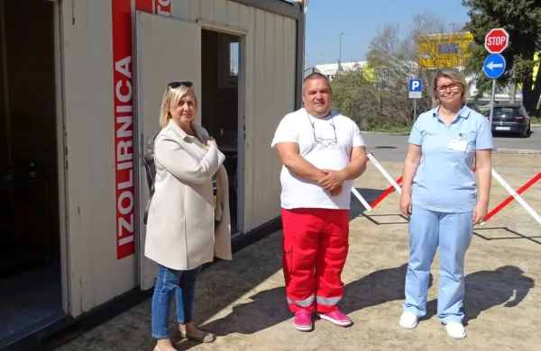 Nives Pinter (z desne), Iztok Pavalec in Vanja Kosmina Novak pred 
kontejnerjem za odvzem brisov pri koprskem  zdravstvenem 
domu.