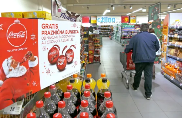 Pred vhodi  trgovin so si ponekod varnostniki preveč dobesedno in 
grobo vzeli pravico   presojati, kdo pripada ranljivim skupinam. 