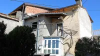 Stara hiša Slejkovih ni več primerna za bivanje. 