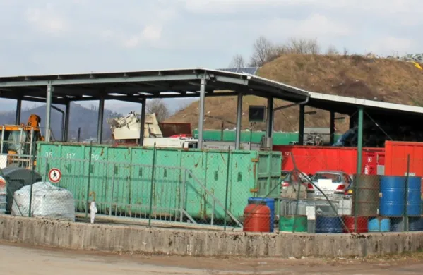 Kdor pripelje odpadke v zbirni center Stara vas, lahko vstopa posamično na poziv, nositi mora masko in rokavice, upoštevati varnostno 
razdaljo in odpadke razložiti sam. Podobni ukrepi bodo veljali tudi v drugih centrih.