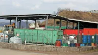 Kdor pripelje odpadke v zbirni center Stara vas, lahko vstopa posamično na poziv, nositi mora masko in rokavice, upoštevati varnostno 
razdaljo in odpadke razložiti sam. Podobni ukrepi bodo veljali tudi v drugih centrih.