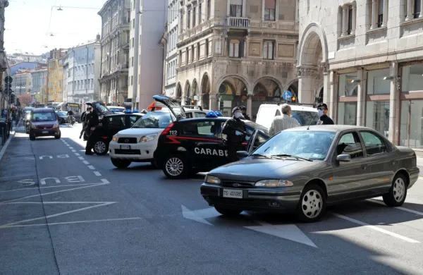 Karabinjerji so samo v Trstu včeraj izrekli 63 kazni ljudem, ki so 
kršili karanteno.