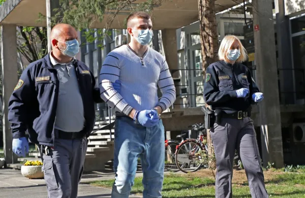 Zakaj je brez besed hladnokrvno umoril domačina, bo Jasmin 
Suljić (v sredini) lahko povedal maja na začetku sojenja.