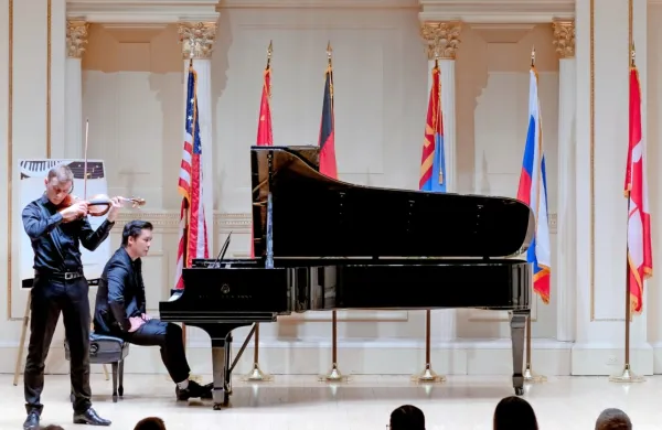 Violinist Aleš Lavrenčič je nastopil v eni najuglednejših  koncertnih 
dvoran na svetu, newyorški Carnegie Hall, kjer ga je  spremljal 
izvrsten filipinski pianist Carlos Avila.  