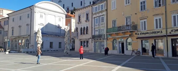 Nakupovanje  je iz družabnega preraslo v povsem funkcionalno 
početje. Spremenilo se je tudi obnašanje med nakupovanjem, 
vrste so pogosto zelo dolge, pa četudi čaka le nekaj kupcev, kot je 
to pred piransko lekarno. 
