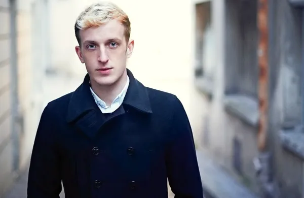 Édouard Louis je brezkompromisen popisovalec sistemskega nasilja nad francoskim delavskim 
razredom in eden najvidnejših intelektualcev, ki je javno podprl gibanje Rumenih jopičev.