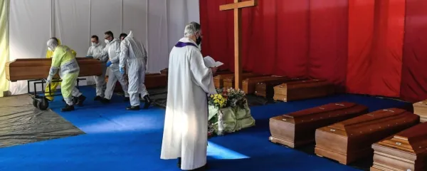 V Italiji - prizor na fotografiji je iz Bergama - kapacitete pogrebnih 
služb ne dohajajo števila dnevno umrlih prebivalcev. 