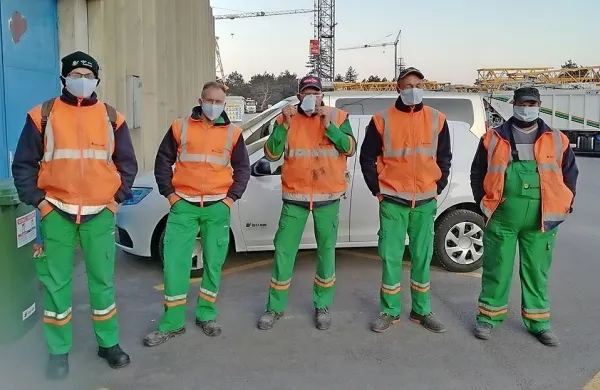 Med prvimi, ki jih je sežanska občina  skupaj s CZ oskrbela z 
maskami, so bili poleg zaposlenih v bolnišnici, ZD in domu 
upokojencev tudi komunalni delavci. 