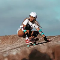 Posebno doživetje - skejtanje po valoviti površini vodnega zbiralnika  tik pod vrhom vulkana Monte Corona na otoku Lanzarote.