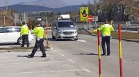 Policisti bodo tudi praznični konec tedna pazili, da predvsem ljudi 
iz večjih mest ne bodo oblegali turističnih točk in podeželja. 