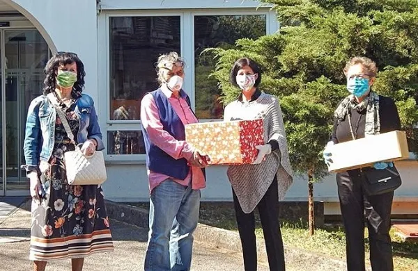 Prostovoljke, direktor Doma upokojencev Gradišče Silvano Gregorič in mestna svetnica Damjana Pavlica (z desne). 