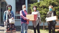 Prostovoljke, direktor Doma upokojencev Gradišče Silvano Gregorič in mestna svetnica Damjana Pavlica (z desne). 