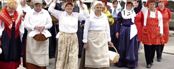 Slovenske žene z jerbasi