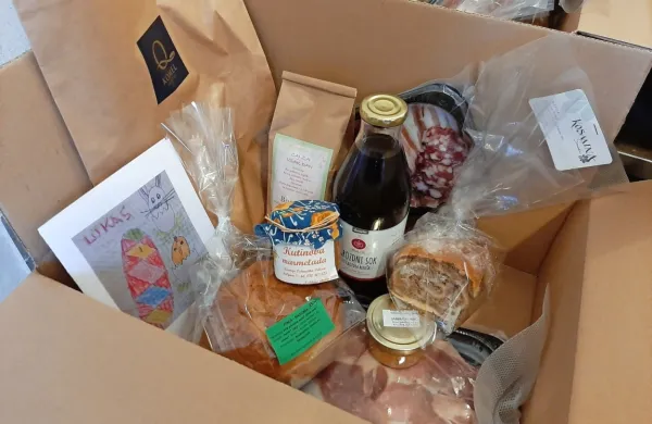 V košarici  je bilo nekaj velikonočnih dobrot in nekaj drugih 
kraških domačih pridelkov, sako je spremljala tudi originalna 
voščilnica.