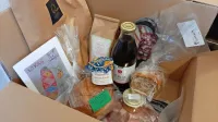 V košarici  je bilo nekaj velikonočnih dobrot in nekaj drugih 
kraških domačih pridelkov, sako je spremljala tudi originalna 
voščilnica.