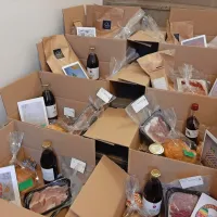 Za košarico je dobrote prispevalo osem lokalnih pridelovalcev, 
nekaj sta jih dokupili sežanska in komenska občina. 